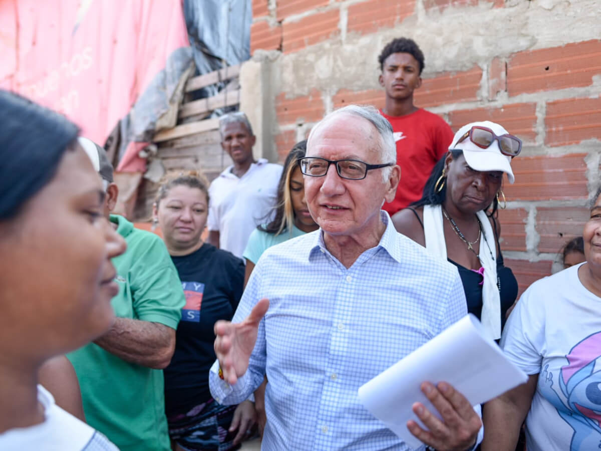 El ministro de Salud, Guillermo Alfonso Jaramillo, visitando un barrio en Cartagena.